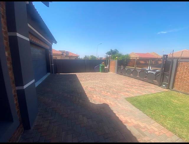 3 BEDROOM HOUSE FOR SALE IN AERORAND